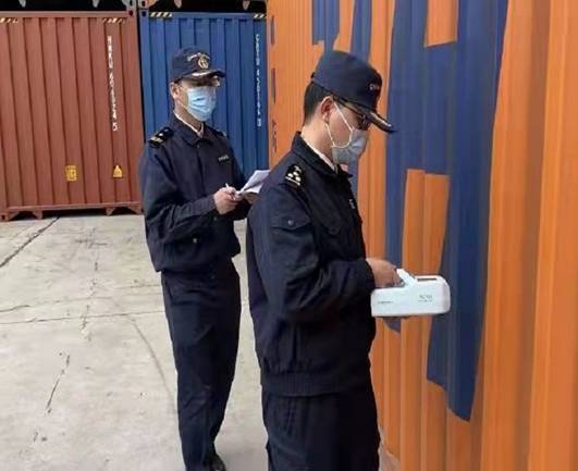 郑州海关关员对即将发运列车集装箱进行监测