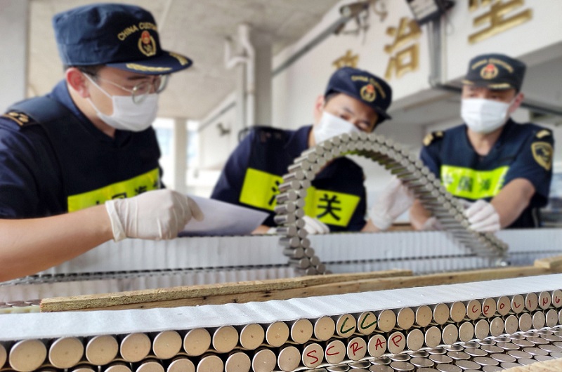 沙头角海关查获进口废电池15.3吨（图）