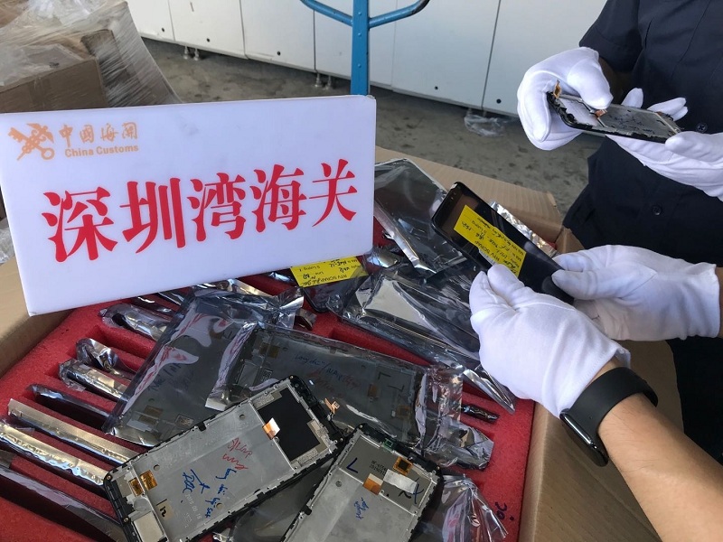 深圳湾海关查获进境废弃手机屏317.3千克（图）