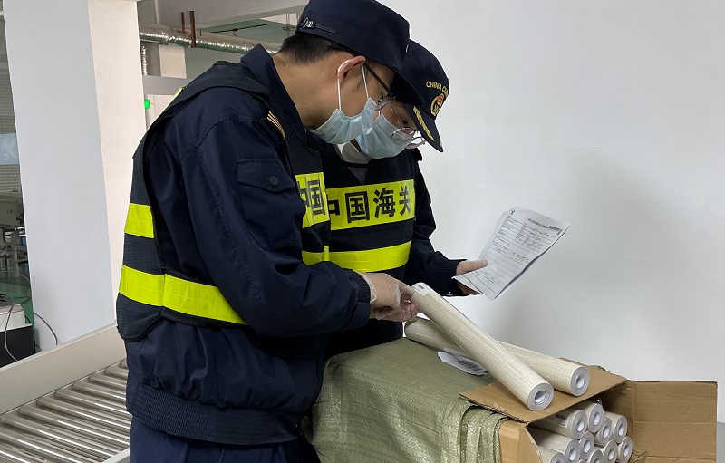 图为:海关关员现场监管查验出口货物情况+王雪摄 图为:海关关员现场监管查验出口货物情况+王雪摄