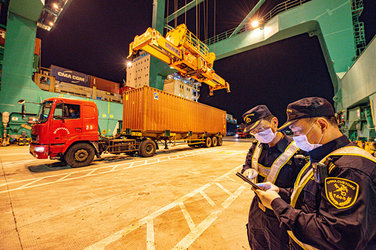 7广澳海关保障广澳港二期首条外贸集装箱班轮成功运行(图)2 7广澳海关保障广澳港二期首条外贸集装箱班轮成功运行(图)2