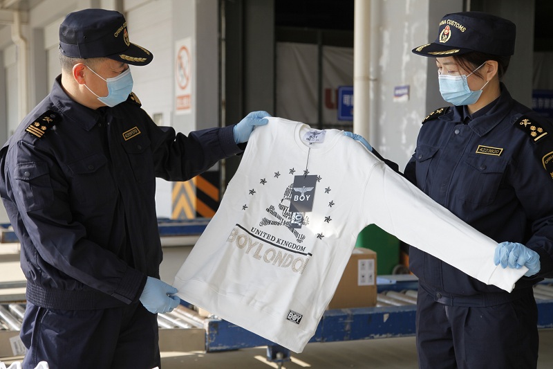 烟台海关查获一批进口侵权鞋和服装（图）