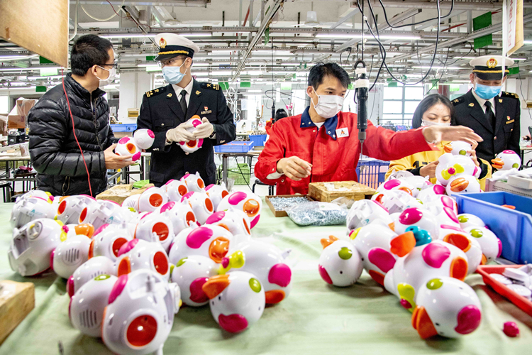 汕头海关助力玩具企业拓展“一带一路”市场(图) 汕头海关助力玩具企业拓展“一带一路”市场(图)