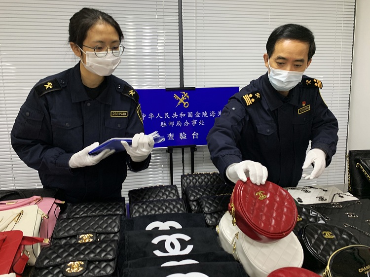金陵海关近日查获侵权奢侈品牌箱包、首饰等1548件2
