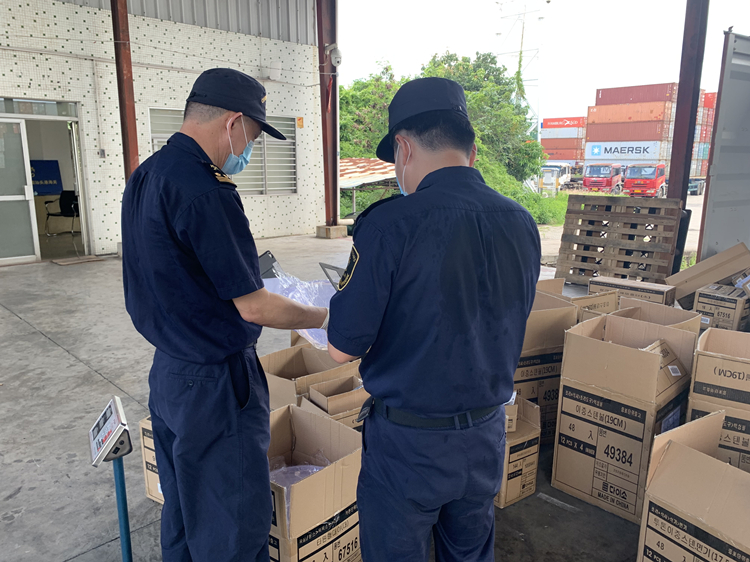 汕头港海关进“箱”赶“烤”保通关（图）