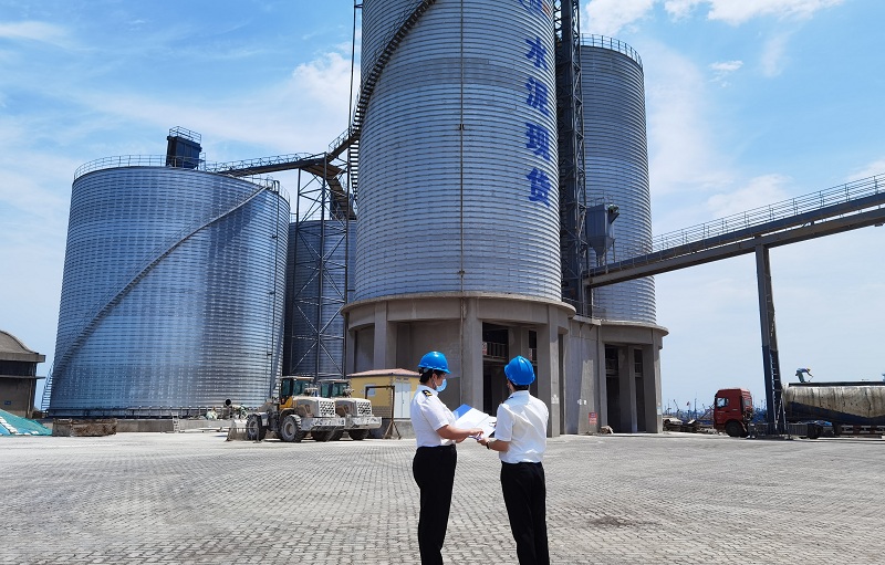 蓬莱口岸今年首批进口散装水泥通关放行（图）