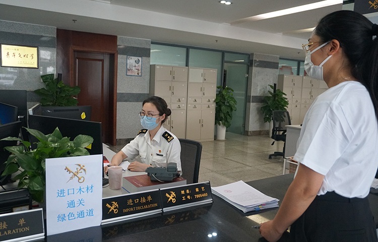 成都海关护航俄罗斯木材入川(图) 成都海关护航俄罗斯木材入川(图)