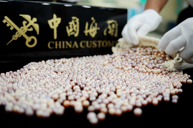 男子超量携带4.5千克珍珠进境被查（图）