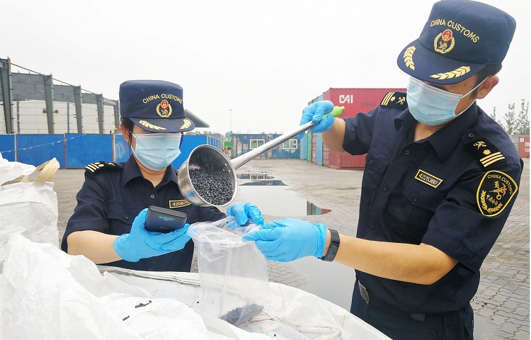 烟台海关依法退运110吨禁止进口固体废物(图) 烟台海关依法退运110吨禁止进口固体废物(图)