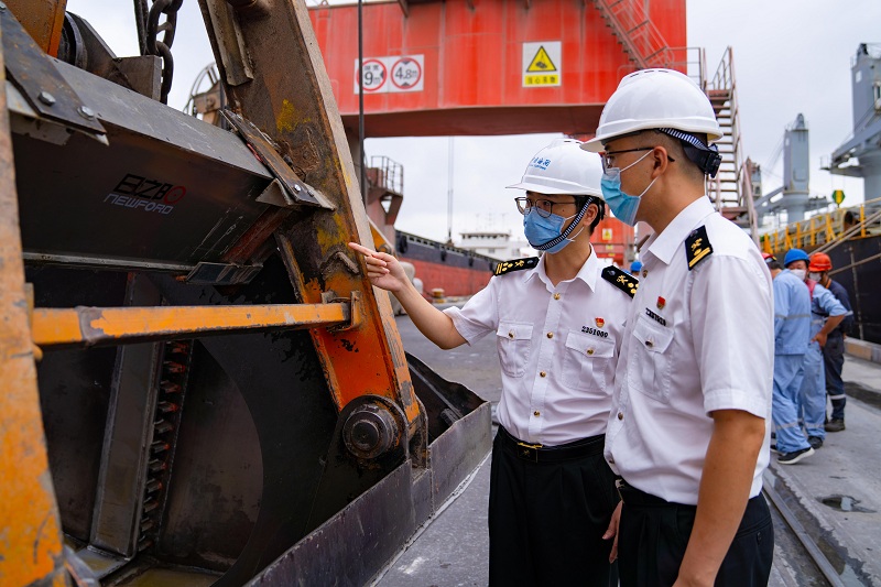 南京海关首创应用抓斗式放射性监测系统