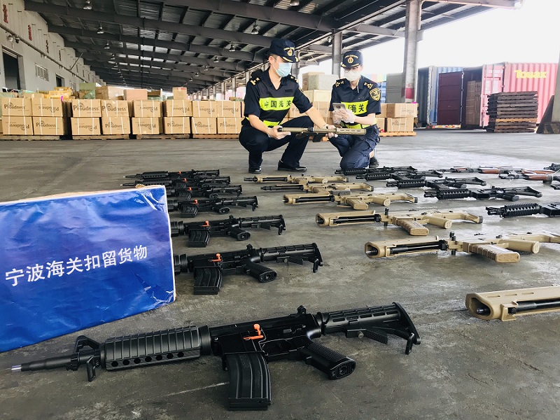 仿真枪绝非玩具——宁波海关查获500余支仿真枪(图) 仿真枪绝非玩具——宁波海关查获500余支仿真枪(图)