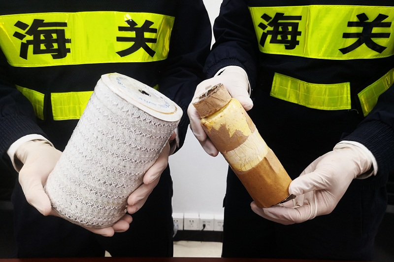 图为：深圳海关所属深圳邮局海关在进境快件渠道查获海洛因++殷斌摄