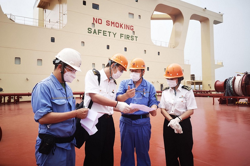 32.5万吨级！大连港湾海关助力国产超大型矿砂船顺利交付使用