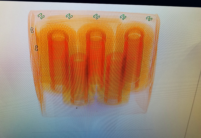 图为：深圳海关所属深圳邮局海关在进境快件渠道查获海洛因++殷斌摄1