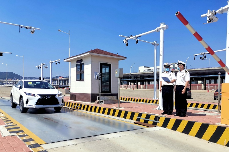 大连海关创新举措推进进口汽车智能化监管(图) 大连海关创新举措推进进口汽车智能化监管(图)