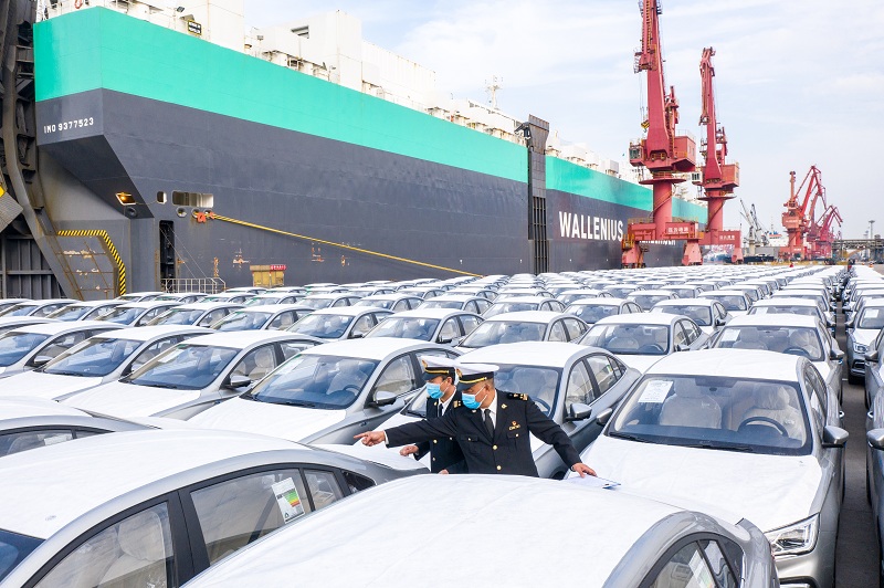 连云港海关发挥陆海联运优势助力汽车出口高位增长（图）1