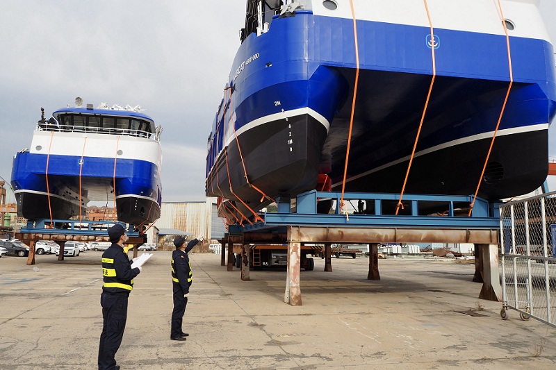 旅顺海关助力国产双体工作船出口欧洲（图）