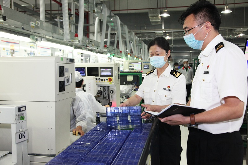 金陵海关通过“互联网+”核查助力联网企业盘点(图) 金陵海关通过“互联网+”核查助力联网企业盘点(图)