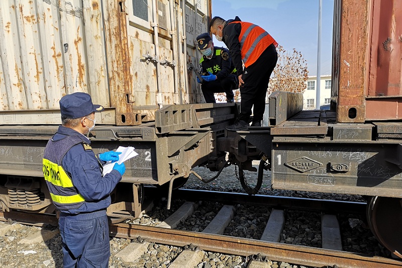 霍尔果斯海关助力中欧班列出口邮包突破30万件（图）