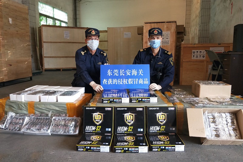 大量侵权眼镜被海关拦下(图) 大量侵权眼镜被海关拦下(图)