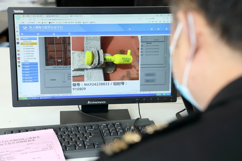 连云港海关绘就中欧班列“上扬曲线”(图)2 连云港海关绘就中欧班列“上扬曲线”(图)2