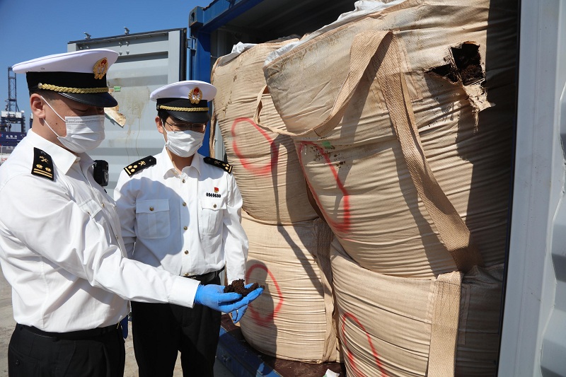 大连海关退运“洋垃圾”306吨(图) 大连海关退运“洋垃圾”306吨(图)