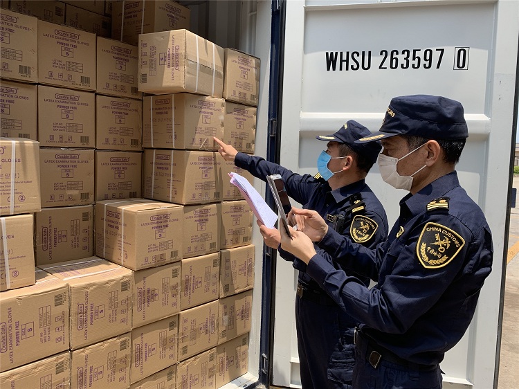 湛江海关：助力150万双医用手套顺利出口（图）