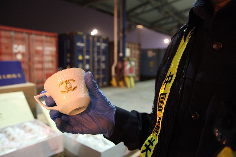 深圳海关所属大鹏海关查获一批侵权茶具