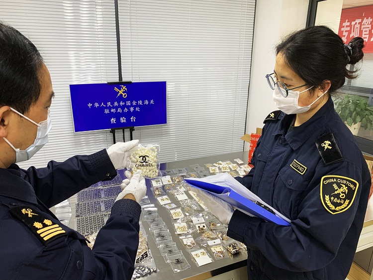 金陵海关近日查获侵权奢侈品牌箱包、首饰等1548件1