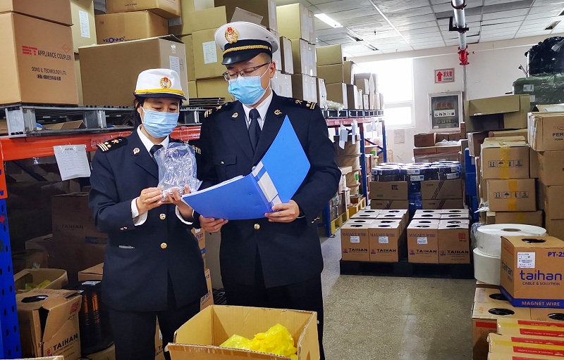 图为:海关关员到企业查看拍卖的加工贸易边角废料情况+王梓旭摄